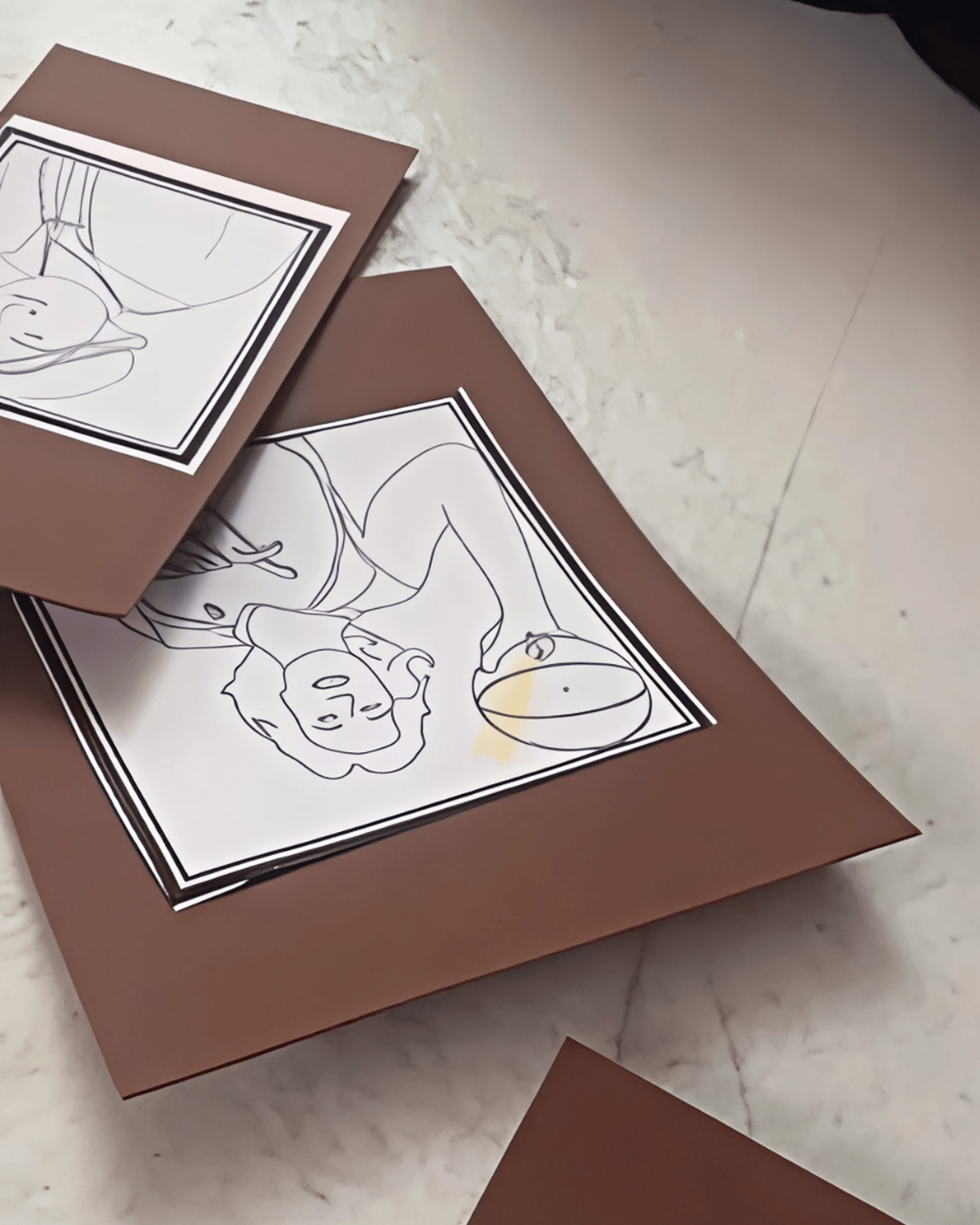 Carte de sportives à colorier sur une table