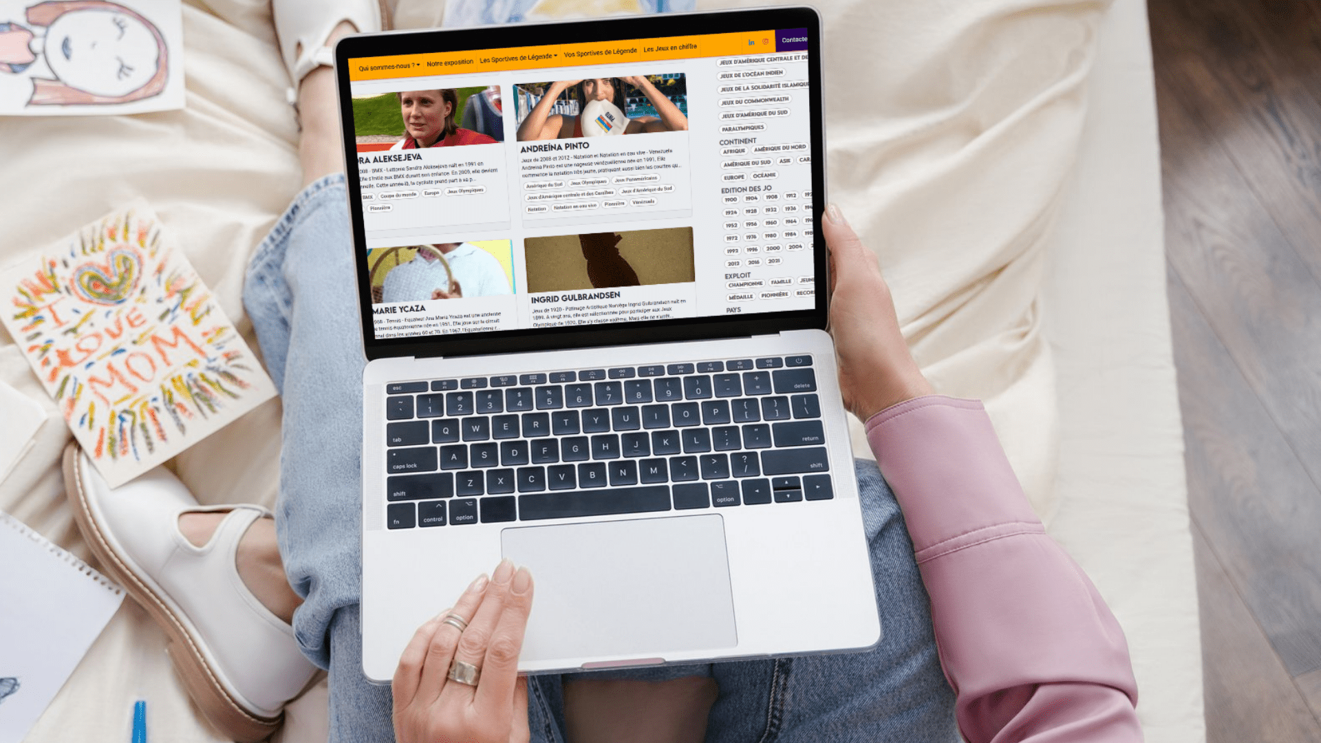 Une jeune recherche une femme dans la base de donnée des Sportives de Légende