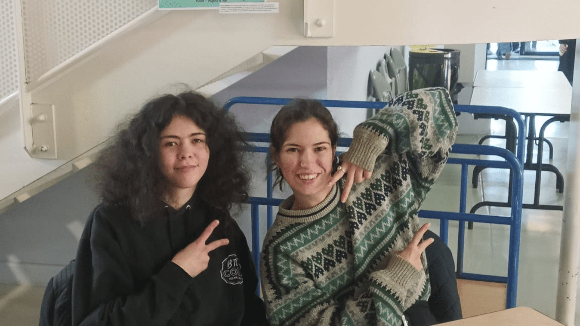 Jade et Marie bénévole pour l'exposition et l'animation fresque collaborative sur Rennes