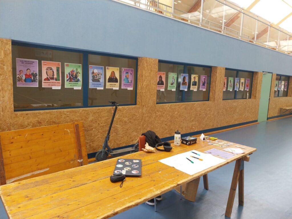 Table avec nos flyers, la fresque collaborative et derrière l'exposition des Sportives de Légende aux 100 ans de l'USVern