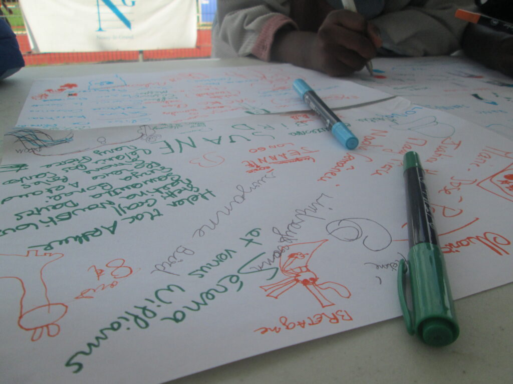 Enfant en train de dessiner le portrait de Marie Fournier